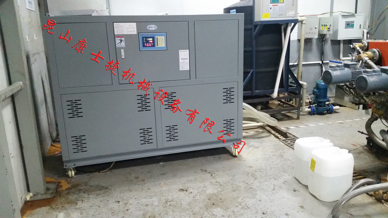 水冷箱式冷水機組現場_塑料模具用冷水機