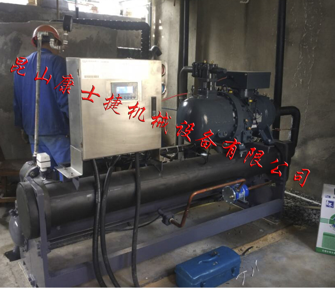 水冷螺桿式冷水機現場_化工廠用螺桿式冷水機組