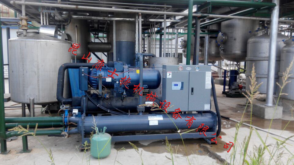 螺桿式冷水機現場_化工反應釜用冷水機