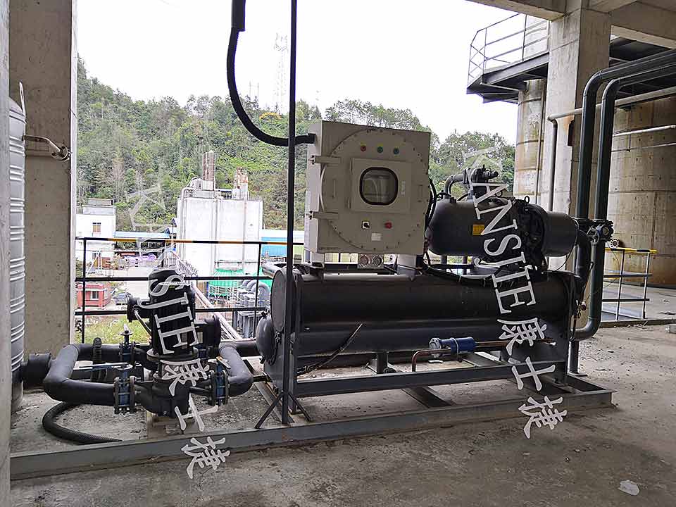 化工廠用螺桿式冷水機現場使用照片