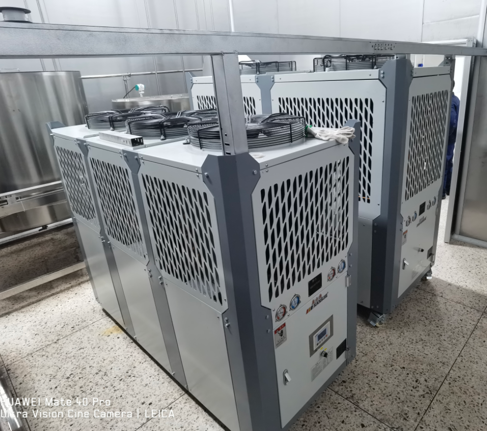 食品公司15匹風冷式冷水機組安裝現場