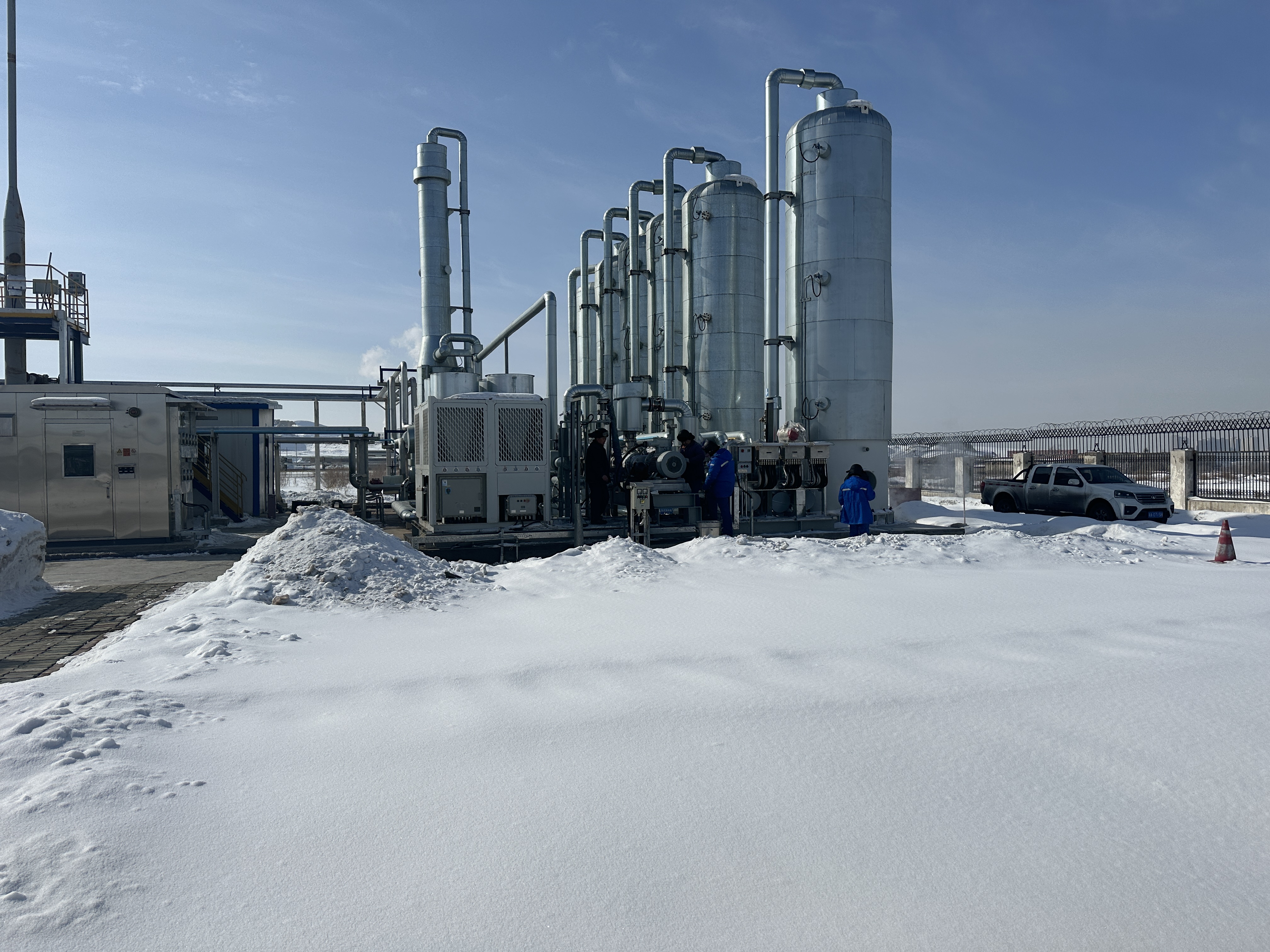 新疆天然氣開采項目用冷水機組安裝現場